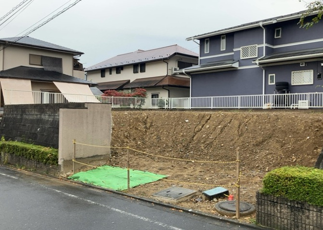 【外観】 | 土地の前の道路に消火栓が設置されていることがあります。この場合、道路交通法第45条第1項により、駐車禁止の場所が指定されています。そのため、車庫などの駐車スペースをつくることができない場合があります。
