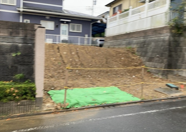 【外観】 | 隣家の土地はどうなっているのか、生活利便施設が近くにあるのか、学校まで近いかなど、お客様のライフスタイルにあわせたイメージが重要です。また、近くにあると困る施設が近くにないかも確認するといいでしょう。