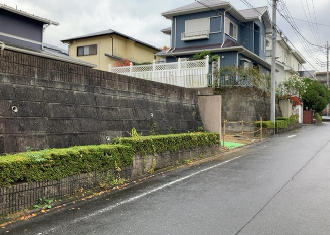 【外観】 | 人が暮らすうえで日光は大切な要素となります。日当たりの良さは譲れないポイントですね。併せて近くに大きな建築物の建築予定がないか、あるいはそれが可能な土地が近くにないか事前に確認することもお勧めします。