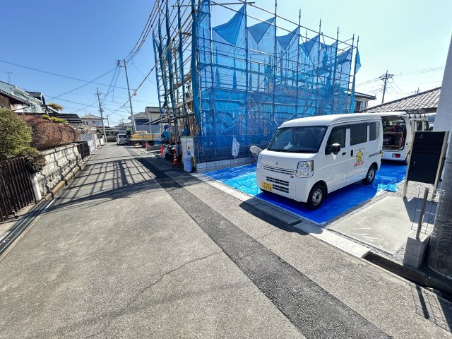 【駐車場】 | 新築　高崎市剣崎町 全3区画　1号棟 | 現地写真　駐車スペースは建物南側に並列2台分可能です！