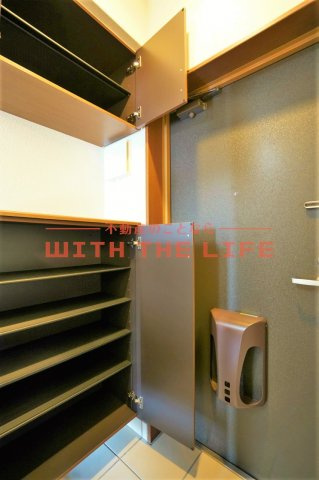 メゾン・サンセリテ【10,000円キャッシュバック対象物件】の収納|収納もある玄関です