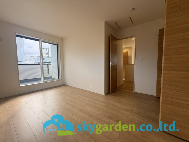 茅ヶ崎市松が丘2丁目　全2棟2号棟の寝室|広くて明るい寝室