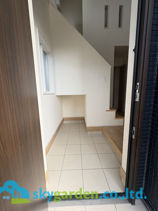 茅ヶ崎市松が丘2丁目　全2棟2号棟の玄関|明るい玄関です