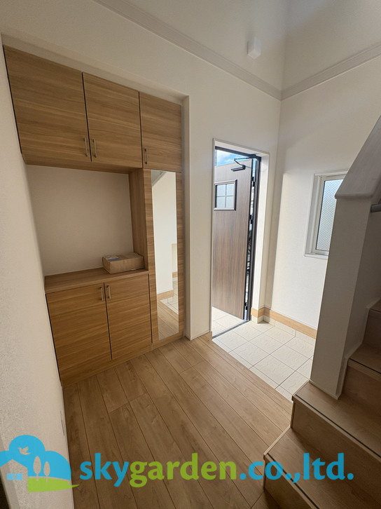 茅ヶ崎市松が丘2丁目　全2棟2号棟の玄関|落ち着いた玄関です