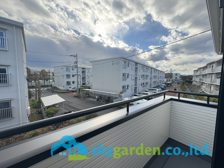 茅ヶ崎市松が丘2丁目　全2棟2号棟のバルコニー|バルコニーからの眺めを楽しみながら食事をしませんか