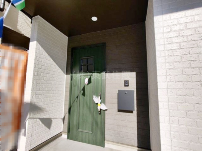 【玄関】 | ふじみ野市上福岡第1期　全2棟　B号棟 | 落ち着いた雰囲気の玄関です