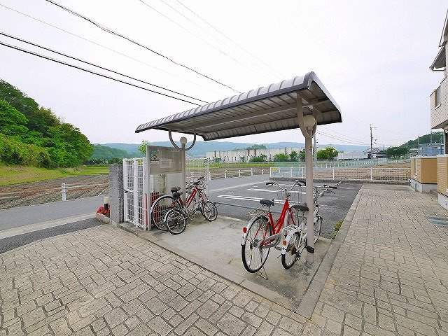 アビタシオンⅠのその他共用部分|屋根付きの駐輪場です