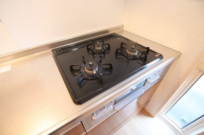 【設備】 | モア・サンハイム | システムキッチン（3口コンロ）