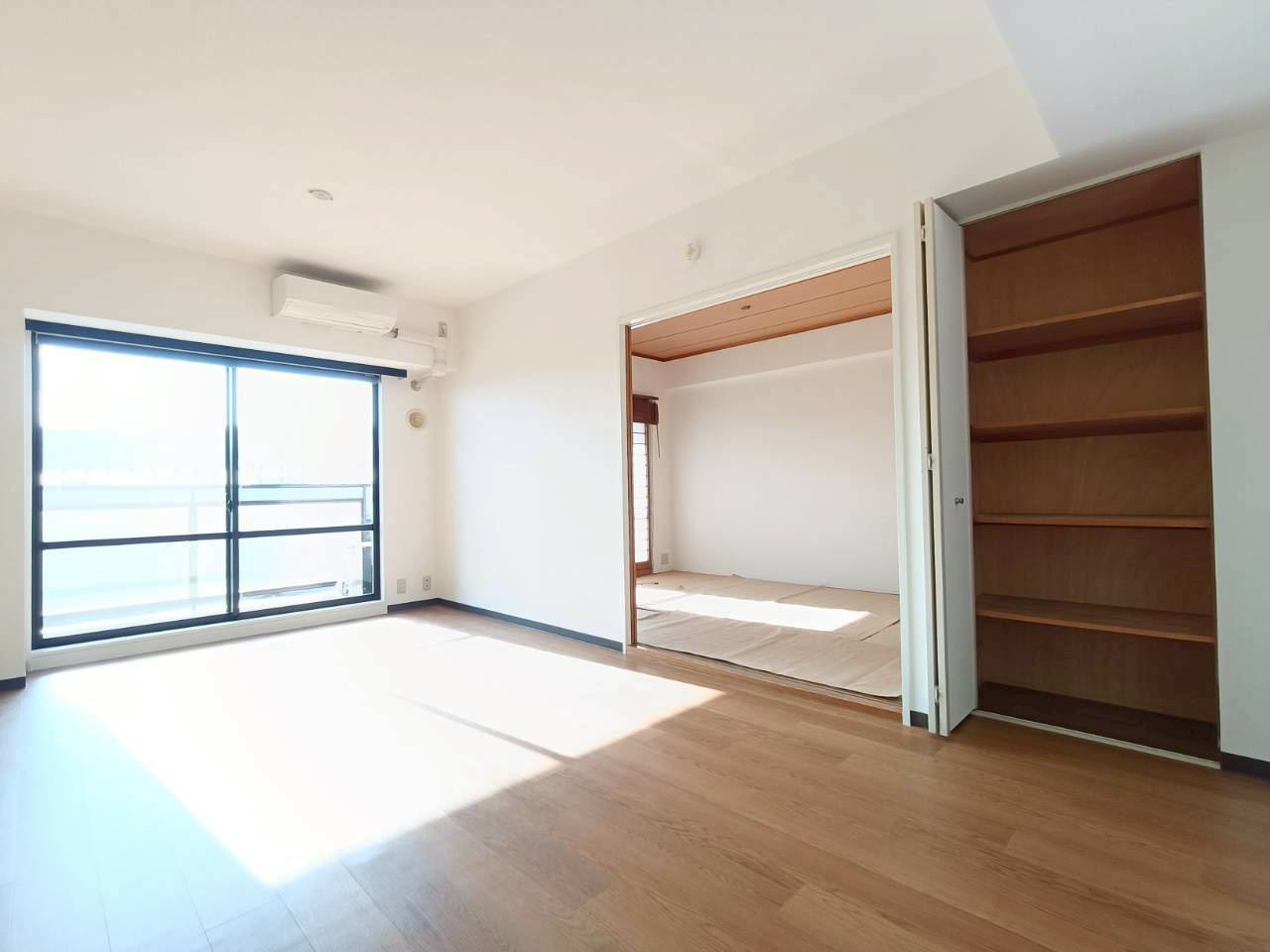 三郷ガーデンハウスの居間・リビング|柔らかな色合いのフローリングと清潔感の溢れるクロスが明るい空間を創り出しているリビングダイニング