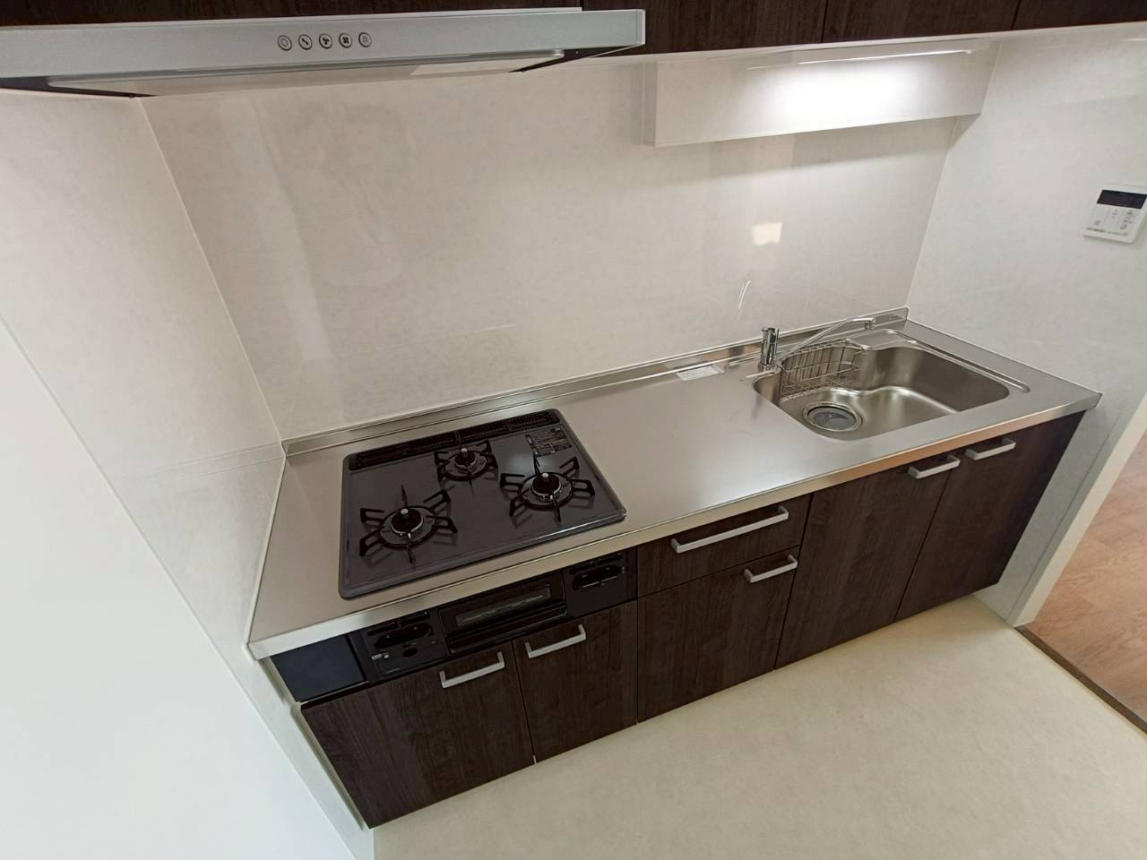 三郷ガーデンハウスのキッチン|家族との対話が楽しめる対面キッチンを採用。家族との会話が楽しみになりますね