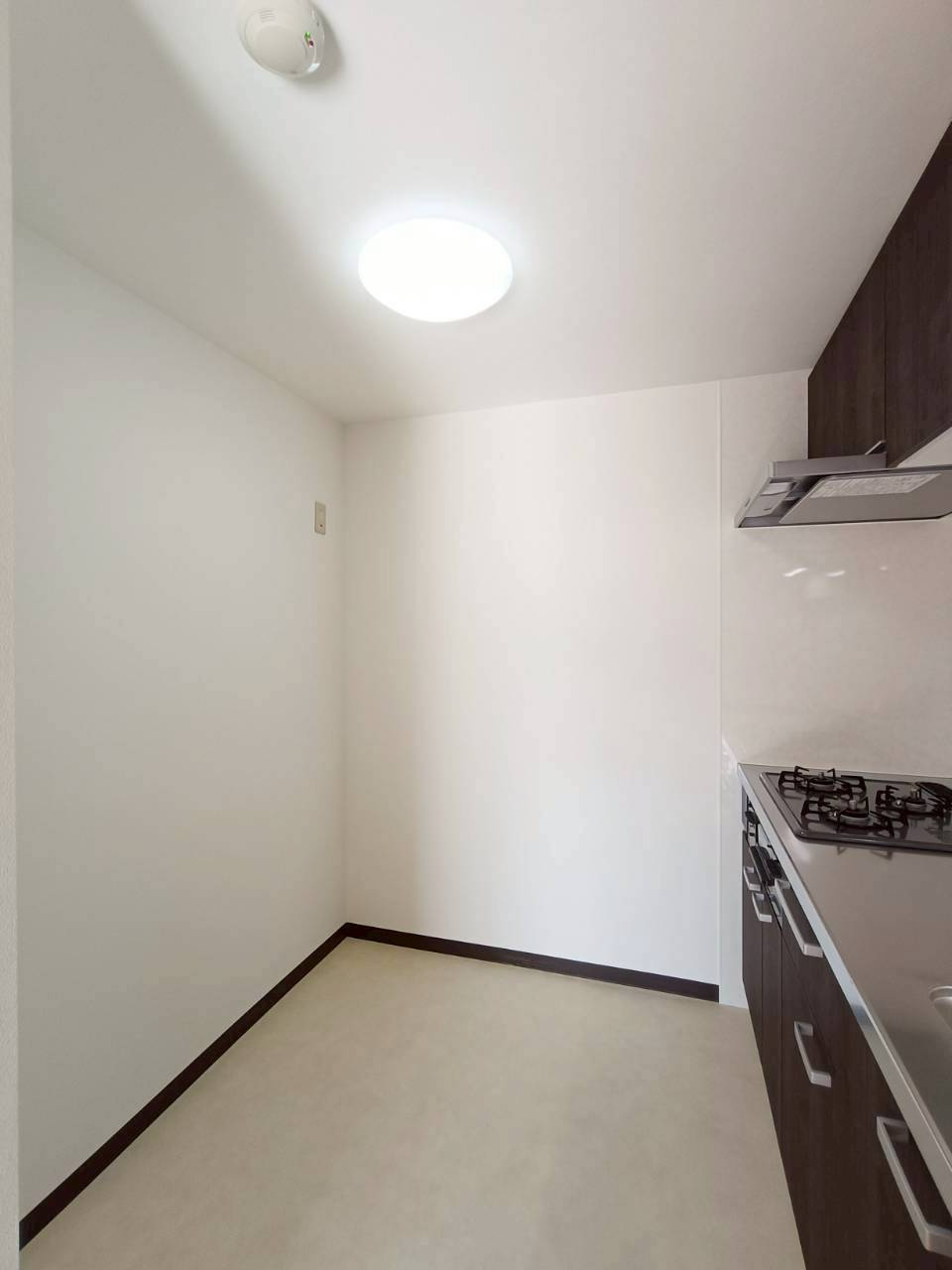 三郷ガーデンハウスのキッチン|全体を見渡せるカウンターキッチン。白を基調とした清潔感のある色味です