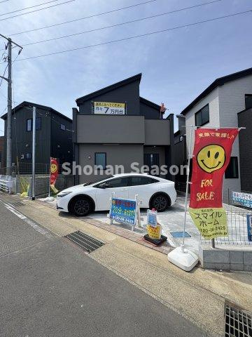 【前面道路含む現地写真】 | お車は並列駐車可能です。
ぜひ現地でサイズ等、ご確認下さいね♪
