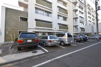 【駐車場】 | マンションの駐車場スペース。空きの有無や駐車料金、サイズ規定などについては、改めてお問い合わせください。～即日のご見学可能～　お問合せはお気軽にどうぞ。