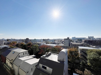 【展望】 | 眼前に広がる空の雄大さと、このお部屋の自慢の一つである「眺望」をご覧ください。毎日、この景色を独り占めできる新生活に夢が広がります。～即日のご見学可能～　お問合せはお気軽にどうぞ。