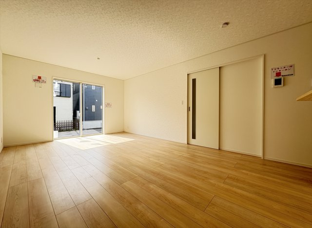 【外観】 | 富士見市水谷東1丁目　新築一戸建住宅　全2棟　(志木本店) | 販売現地／2025年12月6日撮影　
スーパーやコンビニ、病院など生活に欠かせない施設が徒歩圏内に充実したエリア