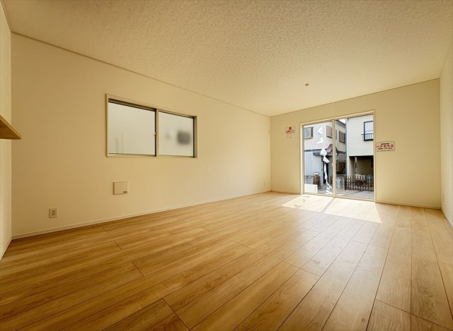 【外観】 | 富士見市水谷東1丁目　新築一戸建住宅　全2棟　(志木本店) | 販売現地／2025年12月6日撮影　
防犯カメラ付きの新築一戸建住宅。