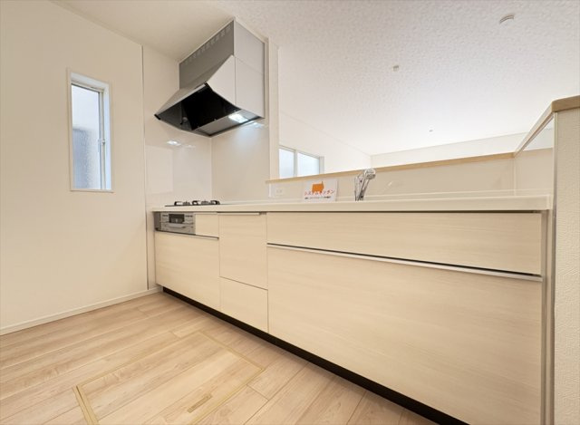 【前面道路含む現地写真】 | 富士見市水谷東1丁目　新築一戸建住宅　全2棟　(志木本店) | 前面道路の様子／保育園や幼稚園、小中学校まで徒歩約10分で子育てに便利な住環境です。