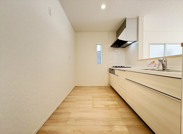 【区画図】 | 富士見市水谷東1丁目　新築一戸建住宅　全2棟　(志木本店) | 1号棟は並列2台駐車可能です。
前面道路は交通量が少ないので車の出し入れもスムーズに行えます。