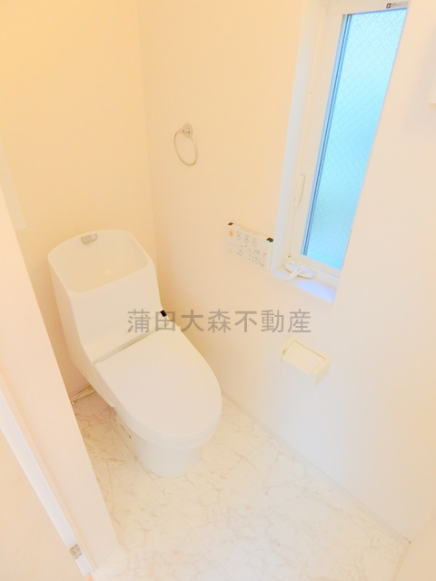 山王2丁目戸建のトイレ|2F　窓と温水洗浄便座付きのトイレ