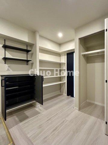 レジェンド浅草の玄関|【玄関】玄関には大型のシューズクローゼットを設置しておりますのでいつでもスッキリりとした空間を保てます。玄関周りを清潔に使うのはとても大事なことですよね。