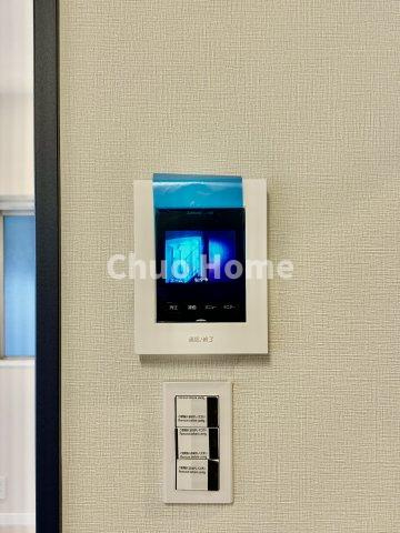 レジェンド浅草のセキュリティ|【モニターホン】誰が来たかすぐにわかるカラーモニター付きインターホン。通話ボタンを押すまでは室内の音は漏れていませんので相手を確かめてから応対できます。