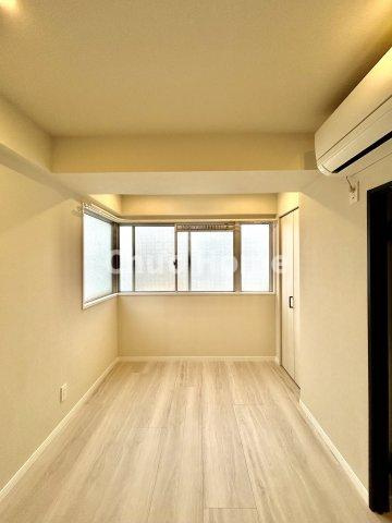 レジェンド浅草の寝室|【寝室】心と体をゆったりと安らげる主寝室。寝室のゆとりが大きい分だけ、暮らしの安らぎは深まります。一日の疲れを癒すだけでなく、ご夫婦の親密な語らいを紡ぎ出します