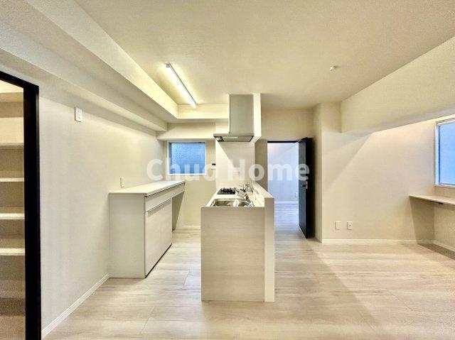 レジェンド浅草のキッチン|視界に広がりを生むオープンなキッチン。料理や片付けをしながら、家族との会話を楽しんだり、リビングで遊ぶ子どもを見守れます。ご見学時には家具の配置などもイメージしながらぜひご覧になって見て下さい。