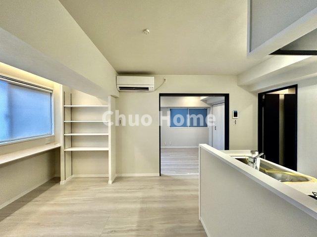 レジェンド浅草の居間・リビング|【リビングダイニング】一日の中で多くの時間を過すことになるリビングダイニングだからこそ、いつも穏やかな空間であることが必然。爽やかな通風と採光を存分に感じる事が出来る空間です。