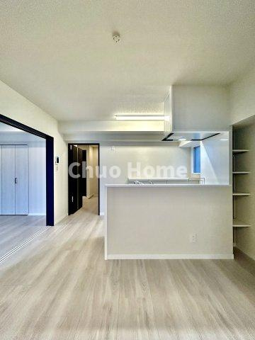 レジェンド浅草のダイニング|【ダイニング】忙しい朝でも、しっかり家族が揃って食事をして頂けるゆとりある大きさのダイニングスペース。奥様が作る手料理をカウンター越しに受けとって頂き、テーブルで囲む素敵な時間を存分に愉しんで下さい。