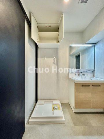 レジェンド浅草のランドリースペース|【ランドリースペース】担当者がスケールを持ち歩いておりますので、ご見学時には現在お使いの洗濯機などがきちんと収まるかなどもチェックして下さい。見学前に測っておくと非常に便利だと思います。