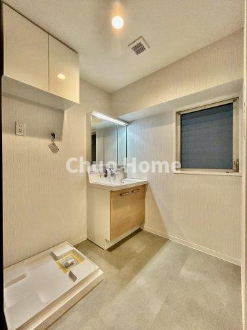 レジェンド浅草の脱衣所|【洗面所】明るい洗面所は朝をすっきりさせてくれる空間です。バタバタしている忙しい朝でも収納が多い洗面台では短い時間で効率良く支度ができます。