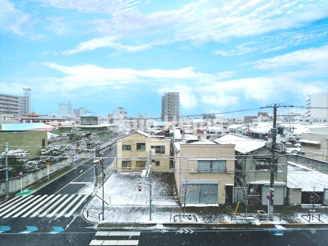 レジェンド浅草の展望|手を伸ばせば、ふれることが出来そうな環境が、そのままインテリアになったような印象です。その豊かな眺望にふさわしい空間には、通風・採光にも優れ、心地よい光と風があふれています