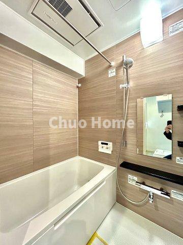 レジェンド浅草の浴室|【バスルーム】暖房換気乾燥機付きシステムバスルーム。暖房・冷風・換気・乾燥など、毎日を快適に過ごせるうれしい機能が揃っています。雨の日の洗濯物も安心です。