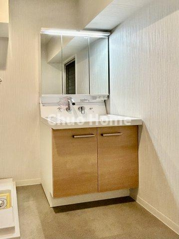 レジェンド浅草の独立洗面台|【洗面化粧台】洗面化粧台には三面鏡を採用。身だしなみを整えやすい事はもちろんですが、鏡の後ろに収納スペースを設ける事により、散らかりやすい洗面スペースをすっきりさせる事が出来るのも嬉しいですね