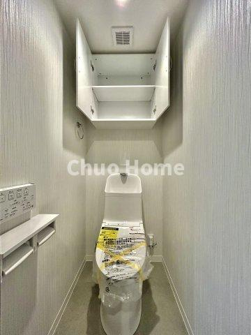 レジェンド浅草のトイレ|【トイレ】 収納スペースをしっかりと確保した温水洗浄便座機能付きトイレ。温水洗浄便座は清潔にお使いいただくための大切なアイテムです。