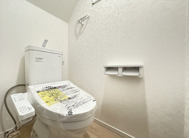 【トイレ】 | 富士見市水谷東1丁目　新築一戸建住宅　全2棟　(志木本店) | 1階トイレ／家族を感染症から守る温水洗浄便座を完備。