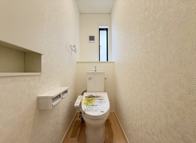 【トイレ】 | 富士見市水谷東1丁目　新築一戸建住宅　全2棟　(志木本店) | 2階トイレ／衛生用品やトイレットペーパー、掃除グッズの保管に便利な壁面収納付でスッキリしたトイレ空間を維持できます。