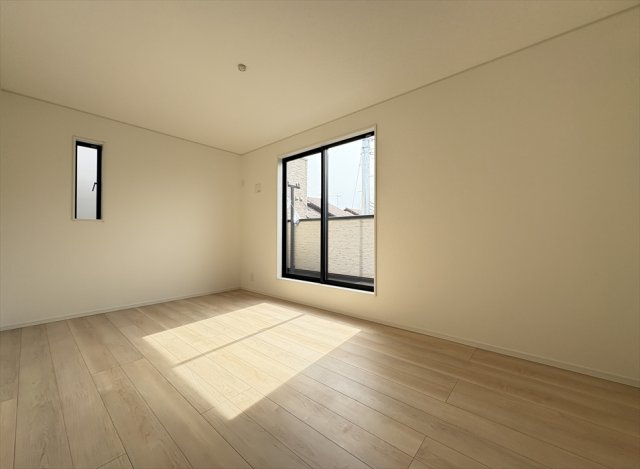 【洋室】 | 富士見市水谷東1丁目　新築一戸建住宅　全2棟　(志木本店) | 7.5帖の洋室はバルコニーに面しているので外からの視線もほとんど感じずにのびのびお過ごしいただけます。