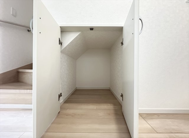 【収納】 | 富士見市水谷東1丁目　新築一戸建住宅　全2棟　(志木本店) | 買い置きの飲料や掃除家電の保管に便利な階段下収納。