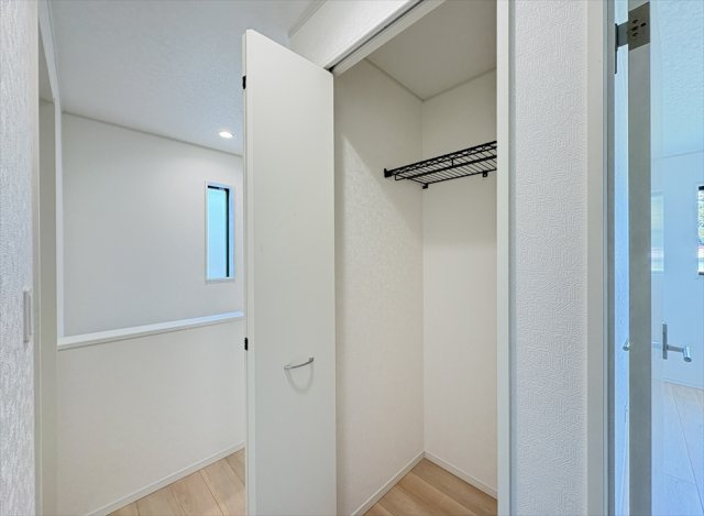 【収納】 | 富士見市水谷東1丁目　新築一戸建住宅　全2棟　(志木本店) | スーツケースやシーズングッズなどの保管にも便利な2階ホール収納。