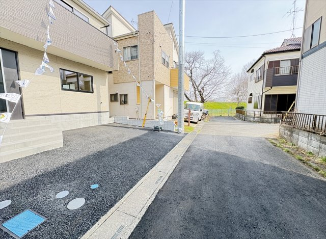 【前面道路含む現地写真】 | 富士見市水谷東1丁目　新築一戸建住宅　全2棟　(志木本店) | 前面道路の様子／保育園や幼稚園、小中学校まで徒歩約10分で子育てに便利な住環境です。
