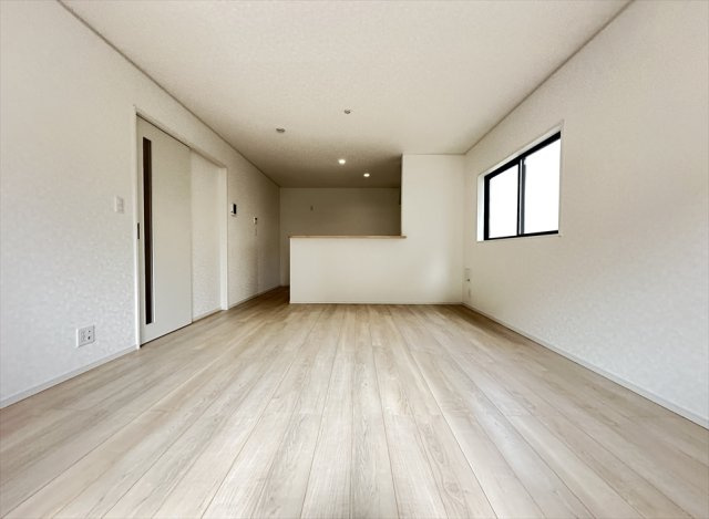 【居間・リビング】 | 富士見市水谷東1丁目　新築一戸建住宅　全2棟　(志木本店) | 独立型のLDKはエアコンの効率が良く、省エネにもつながります。リビングの音や声が2階に響きにくいのでテレワークやお子様の勉強も捗ります。