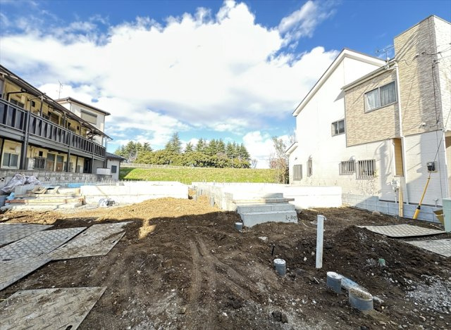 【外観】 | 富士見市水谷東1丁目　新築一戸建住宅　全2棟　(志木本店) | 販売現地／2025年12月6日撮影　
制震装置「SAFE365」標準搭載で地震に強く永く安心して暮らせる邸宅です。