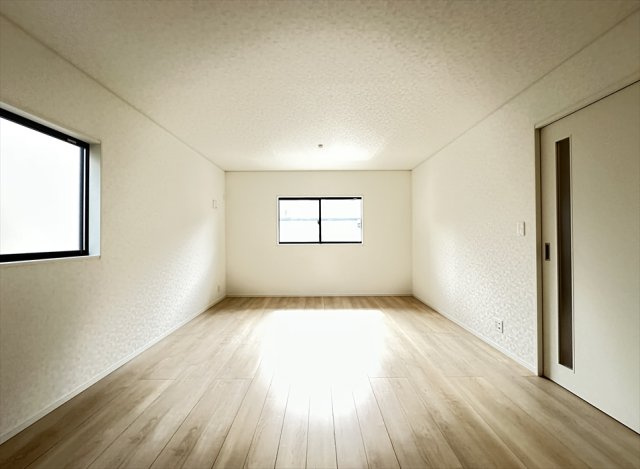 【居間・リビング】 | 富士見市水谷東1丁目　新築一戸建住宅　全2棟　(志木本店) | 南東向きなので明るい自然光が隅々まで行き渡ります。