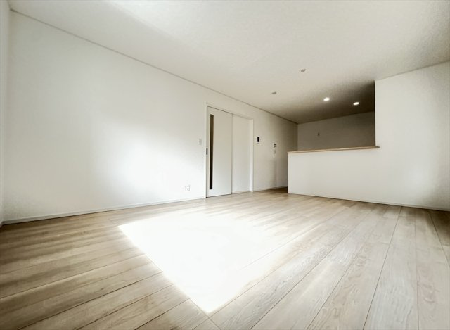 【居間・リビング】 | 富士見市水谷東1丁目　新築一戸建住宅　全2棟　(志木本店) | 制震装置「SAFE365」標準搭載で地震に強く永く安心して暮らせる邸宅です。