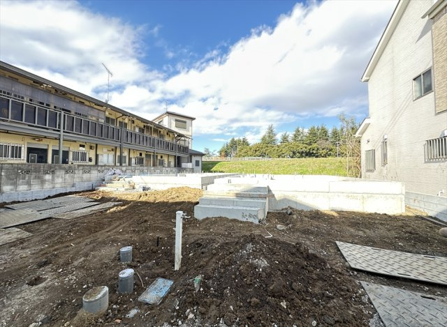 【外観】 | 富士見市水谷東1丁目　新築一戸建住宅　全2棟　(志木本店) | 販売現地／2025年12月6日撮影　
防犯カメラ付きの新築一戸建住宅。