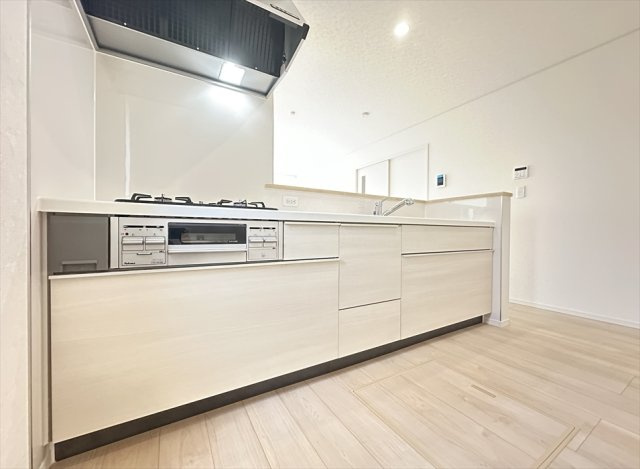 【キッチン】 | 富士見市水谷東1丁目　新築一戸建住宅　全2棟　(志木本店) | リビング全体が見渡せる対面キッチン。家事をしてる間も家族のコミュニケーションがとりやすいので子育てにも便利。