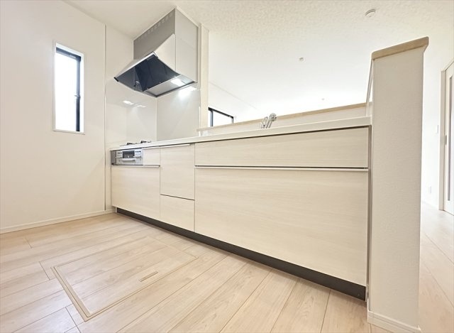 【キッチン】 | 富士見市水谷東1丁目　新築一戸建住宅　全2棟　(志木本店) | 奥に入ってる物もサッと取り出しやすいスライド収納は奥まで一目で確認できるので調味料などの在庫管理にも便利です。
保存食やカセットコンロなど使用頻度の低いキッチン用品などの保管に便利な床下収納庫付き。