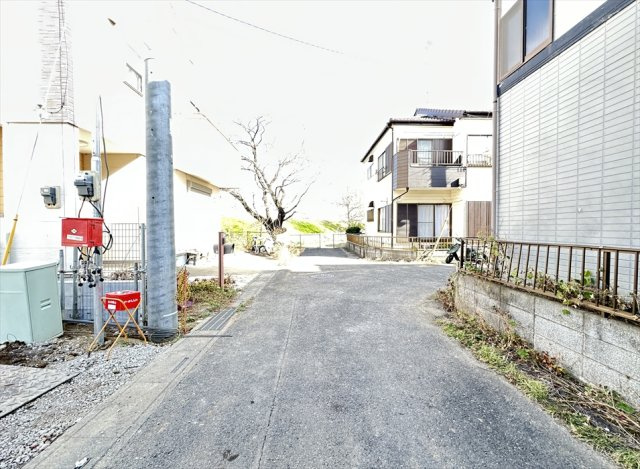 【前面道路含む現地写真】 | 富士見市水谷東1丁目　新築一戸建住宅　全2棟　(志木本店) | 前面道路の様子／保育園や幼稚園、小中学校まで徒歩約10分で子育てに便利な住環境です。