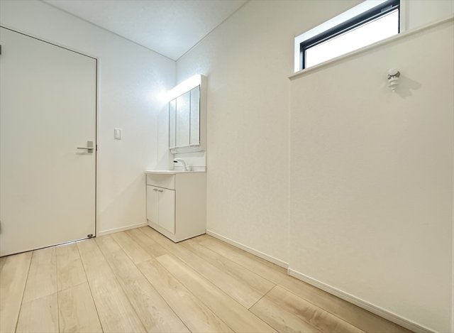 【脱衣所】 | 富士見市水谷東1丁目　新築一戸建住宅　全2棟　(志木本店) | 広々とした洗面脱衣所は身動きがとりやすいのでお子様のお風呂上がりの支度もしやすく便利。